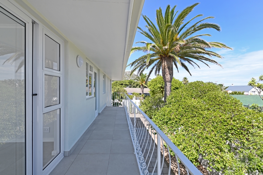 To Let 5 Bedroom Property for Rent in Kommetjie Western Cape